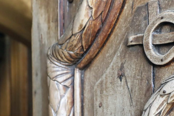 Porte en bois d'église ouverte. Eglise Saint-Jean Baptiste